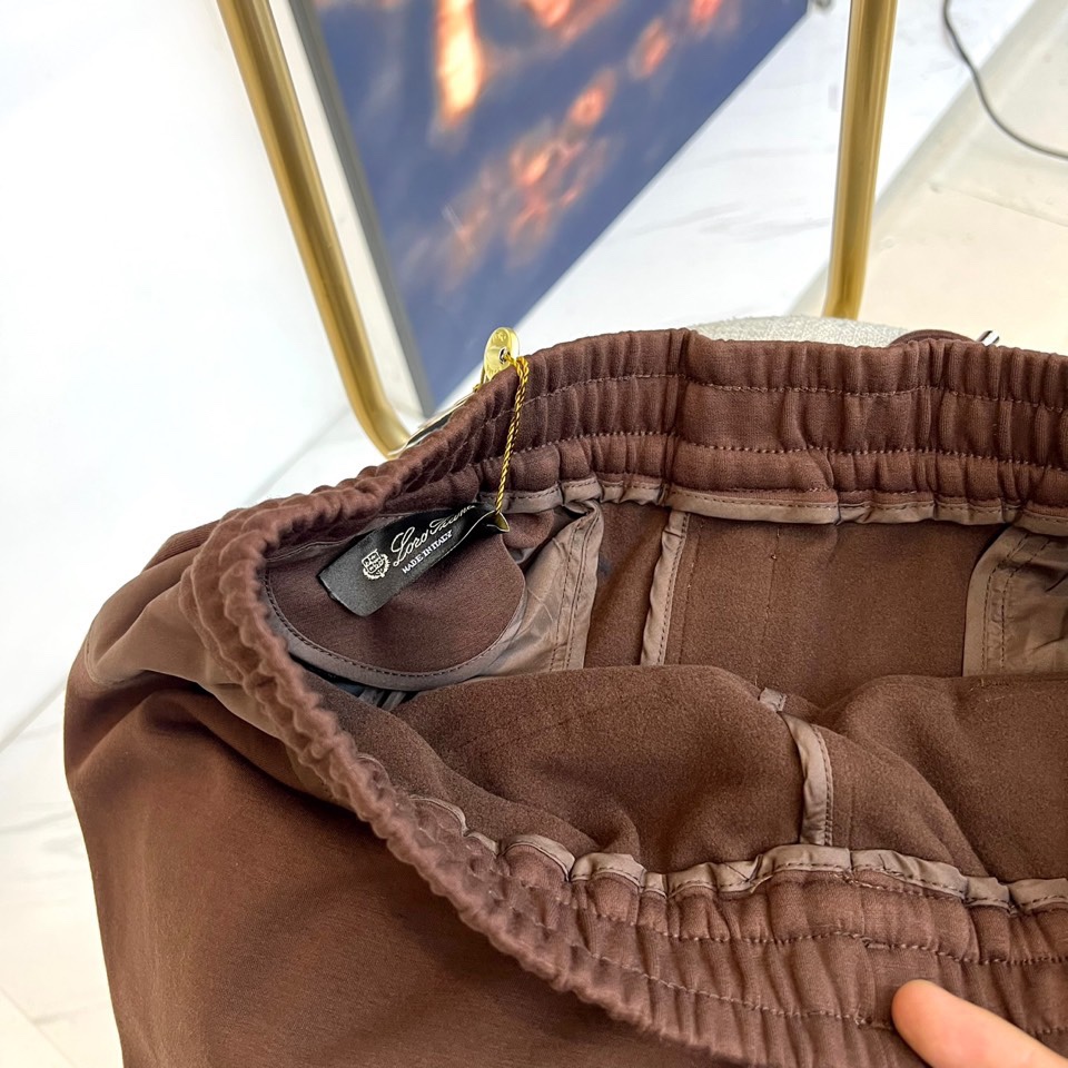 Loro Piana诺悠翩雅、2025秋冬新品休闲长裤系列。本系列采用82%醋酯纤维与18%天丝的科学配