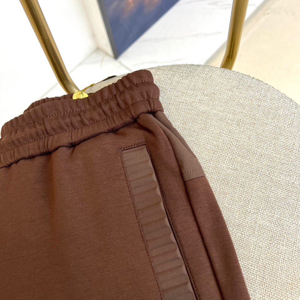 Loro Piana诺悠翩雅、2025秋冬新品休闲长裤系列。本系列采用82%醋酯纤维与18%天丝的科学配