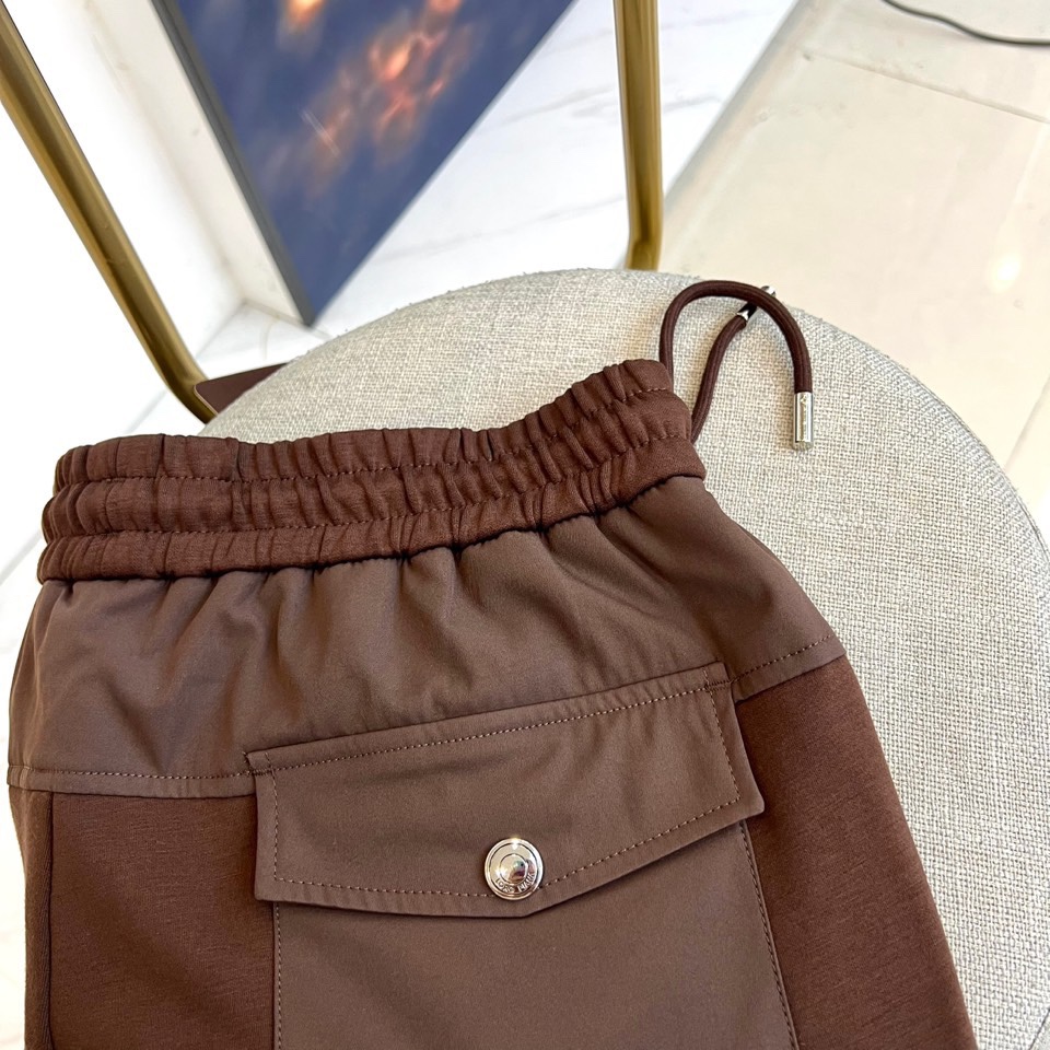 Loro Piana诺悠翩雅、2025秋冬新品休闲长裤系列。本系列采用82%醋酯纤维与18%天丝的科学配