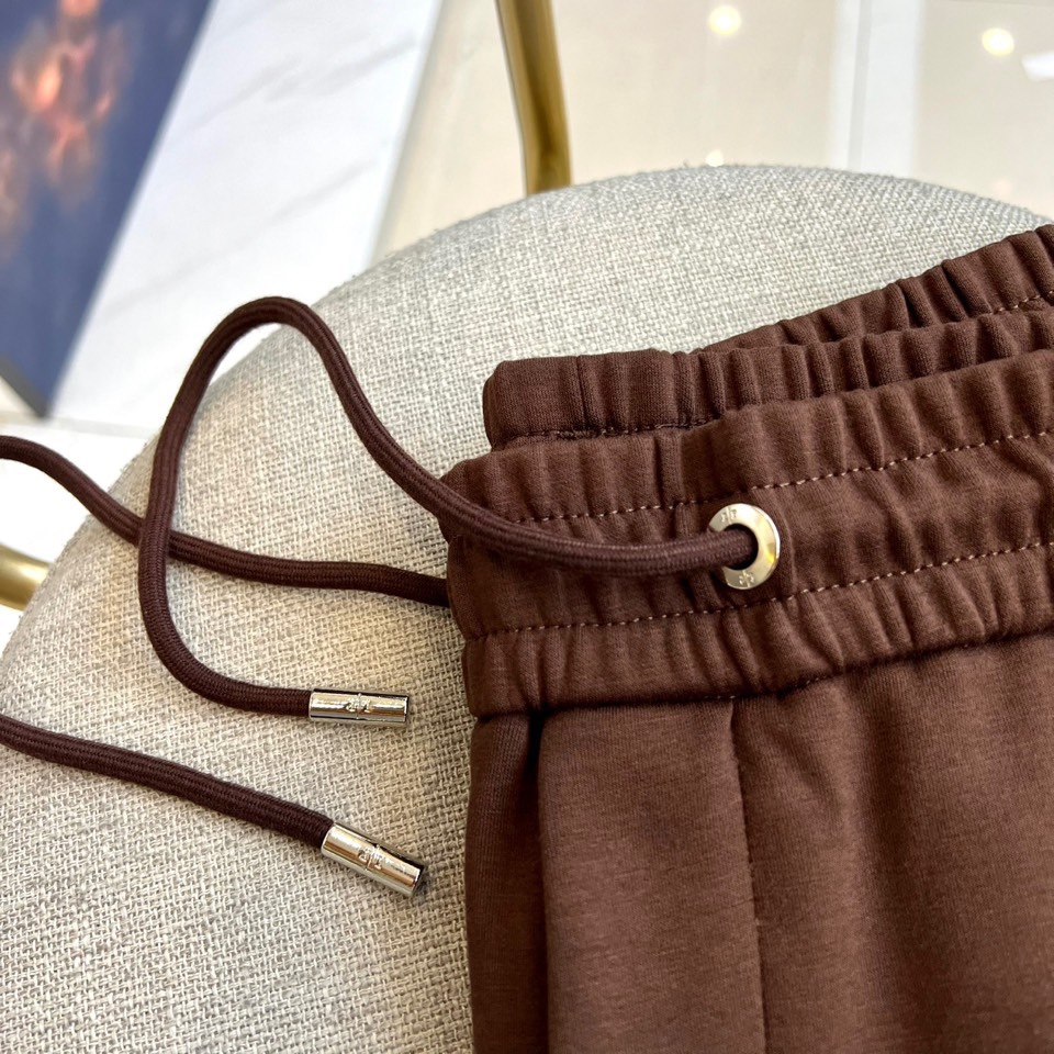 Loro Piana诺悠翩雅、2025秋冬新品休闲长裤系列。本系列采用82%醋酯纤维与18%天丝的科学配