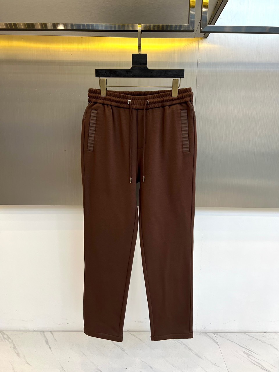 Loro Piana诺悠翩雅、2025秋冬新品休闲长裤系列。本系列采用82%醋酯纤维与18%天丝的科学配