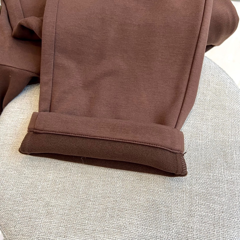 Loro Piana诺悠翩雅、2025秋冬新品休闲长裤系列。本系列采用82%醋酯纤维与18%天丝的科学配