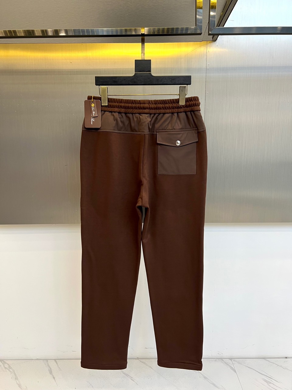 Loro Piana诺悠翩雅、2025秋冬新品休闲长裤系列。本系列采用82%醋酯纤维与18%天丝的科学配