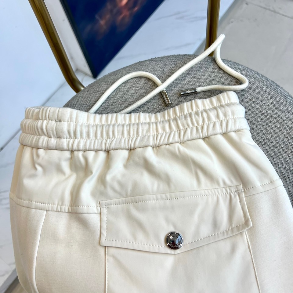 Loro Piana诺悠翩雅、2025秋冬新品休闲长裤系列。本系列采用82%醋酯纤维与18%天丝的科学配