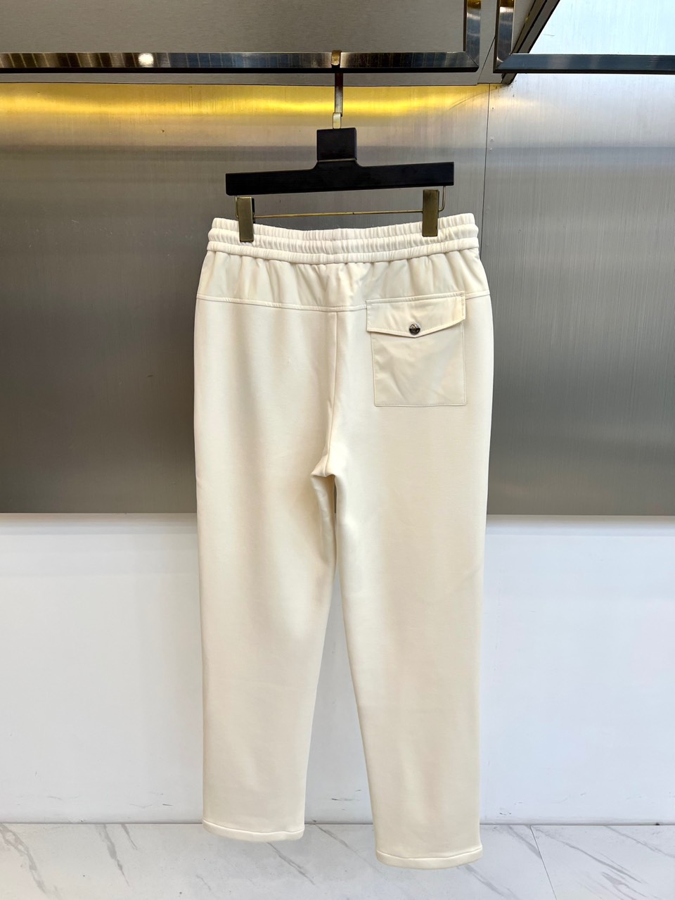 Loro Piana诺悠翩雅、2025秋冬新品休闲长裤系列。本系列采用82%醋酯纤维与18%天丝的科学配