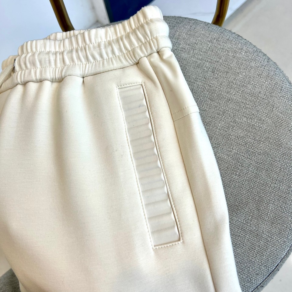 Loro Piana诺悠翩雅、2025秋冬新品休闲长裤系列。本系列采用82%醋酯纤维与18%天丝的科学配