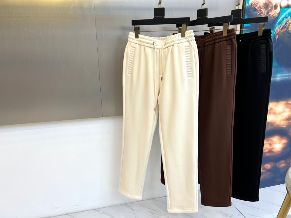 Loro Piana诺悠翩雅、2025秋冬新品休闲长裤系列。本系列采用82%醋酯纤维与18%天丝的科学配