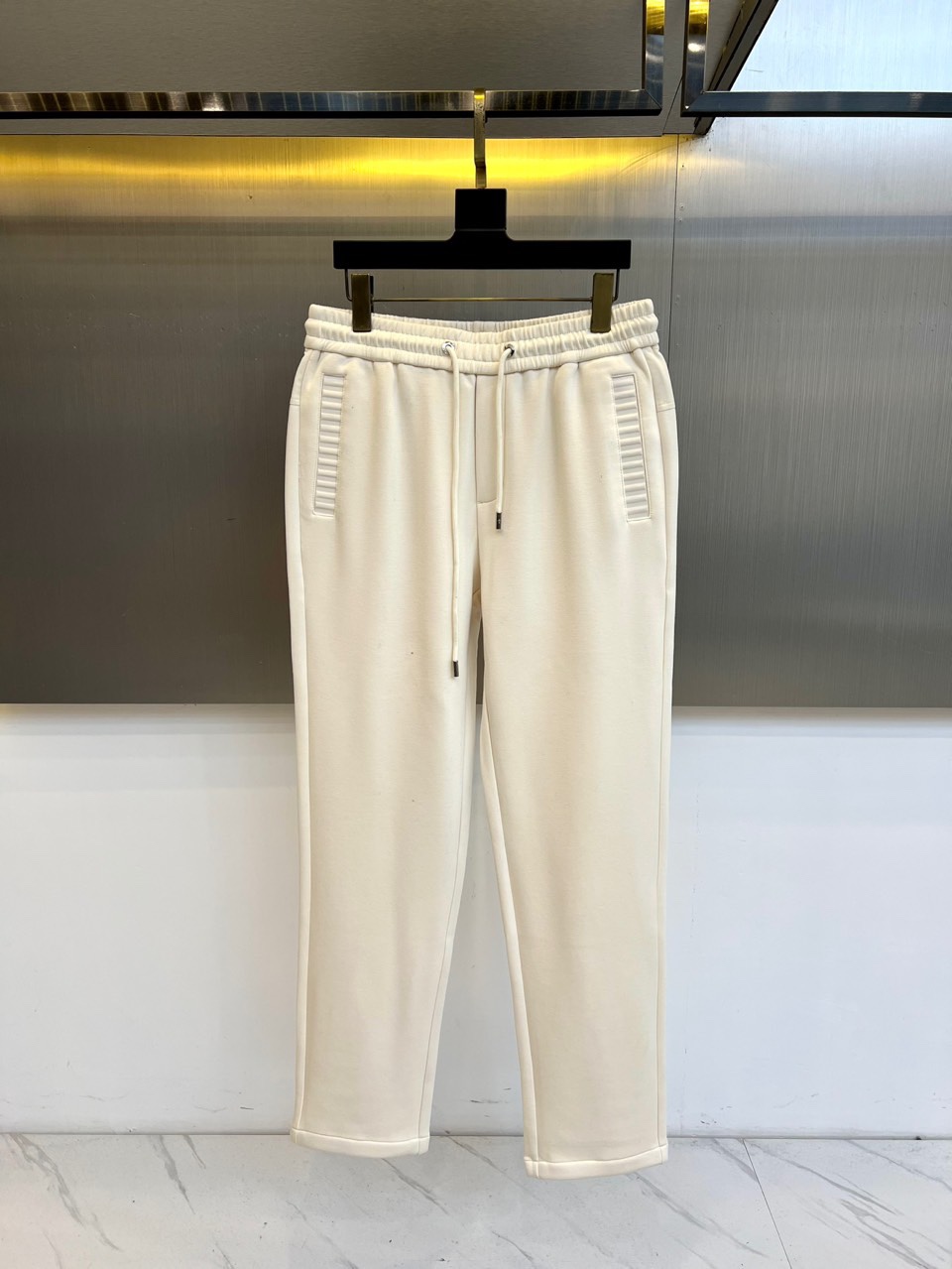 Loro Piana诺悠翩雅、2025秋冬新品休闲长裤系列。本系列采用82%醋酯纤维与18%天丝的科学配