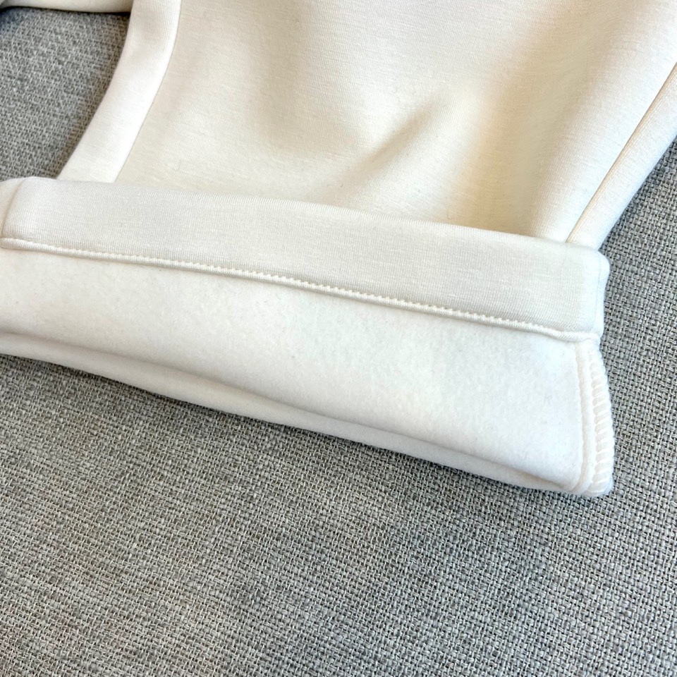 Loro Piana诺悠翩雅、2025秋冬新品休闲长裤系列。本系列采用82%醋酯纤维与18%天丝的科学配