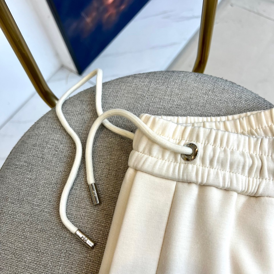 Loro Piana诺悠翩雅、2025秋冬新品休闲长裤系列。本系列采用82%醋酯纤维与18%天丝的科学配