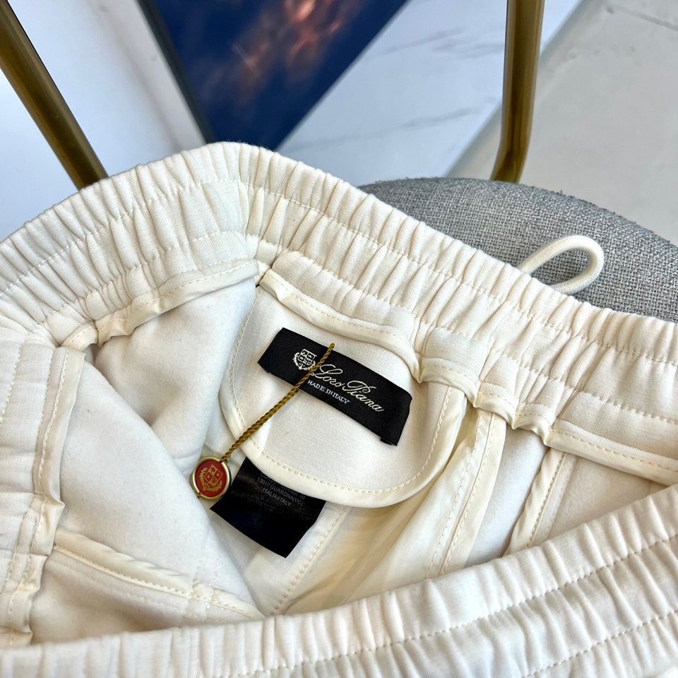 Loro Piana诺悠翩雅、2025秋冬新品休闲长裤系列。本系列采用82%醋酯纤维与18%天丝的科学配