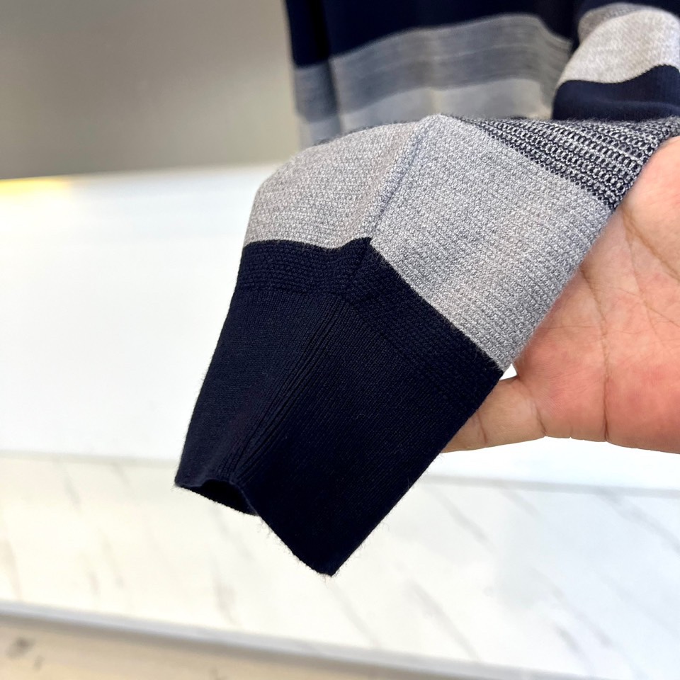 Zegna杰尼亚、2025秋冬新品 |ZEGNA经典条纹羊毛衫。采用100%精选羊毛材质打造细腻肌理，圆