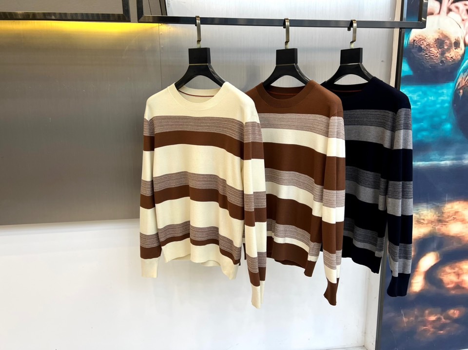 Zegna杰尼亚、2025秋冬新品 |ZEGNA经典条纹羊毛衫。采用100%精选羊毛材质打造细腻肌理，圆