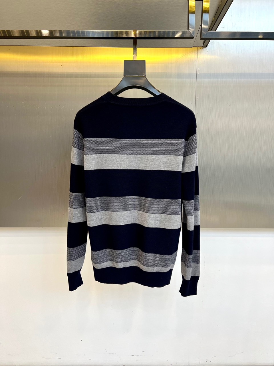 Zegna杰尼亚、2025秋冬新品 |ZEGNA经典条纹羊毛衫。采用100%精选羊毛材质打造细腻肌理，圆