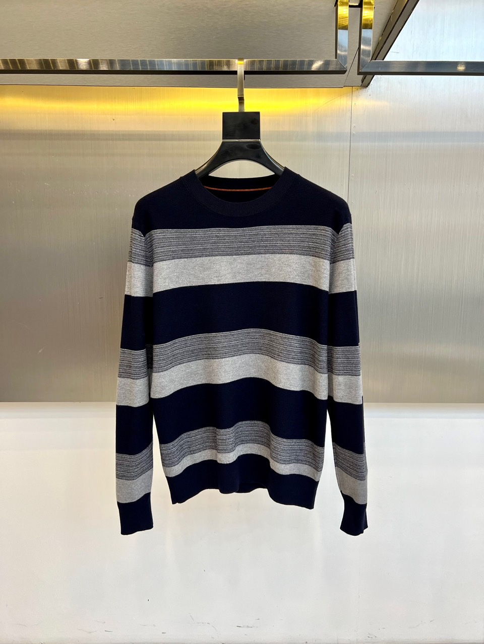 Zegna杰尼亚、2025秋冬新品 |ZEGNA经典条纹羊毛衫。采用100%精选羊毛材质打造细腻肌理，圆