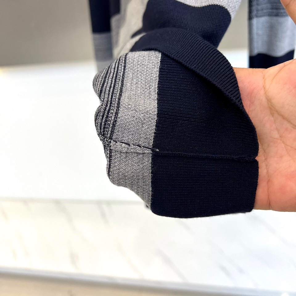 Zegna杰尼亚、2025秋冬新品 |ZEGNA经典条纹羊毛衫。采用100%精选羊毛材质打造细腻肌理，圆