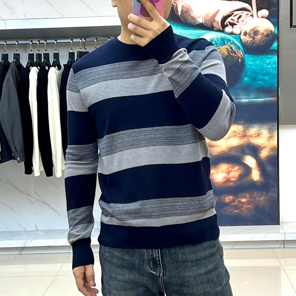 Zegna杰尼亚、2025秋冬新品 |ZEGNA经典条纹羊毛衫。采用100%精选羊毛材质打造细腻肌理，圆