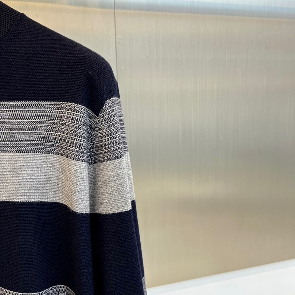 Zegna杰尼亚、2025秋冬新品 |ZEGNA经典条纹羊毛衫。采用100%精选羊毛材质打造细腻肌理，圆