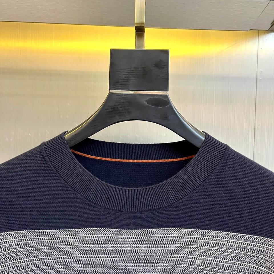 Zegna杰尼亚、2025秋冬新品 |ZEGNA经典条纹羊毛衫。采用100%精选羊毛材质打造细腻肌理，圆