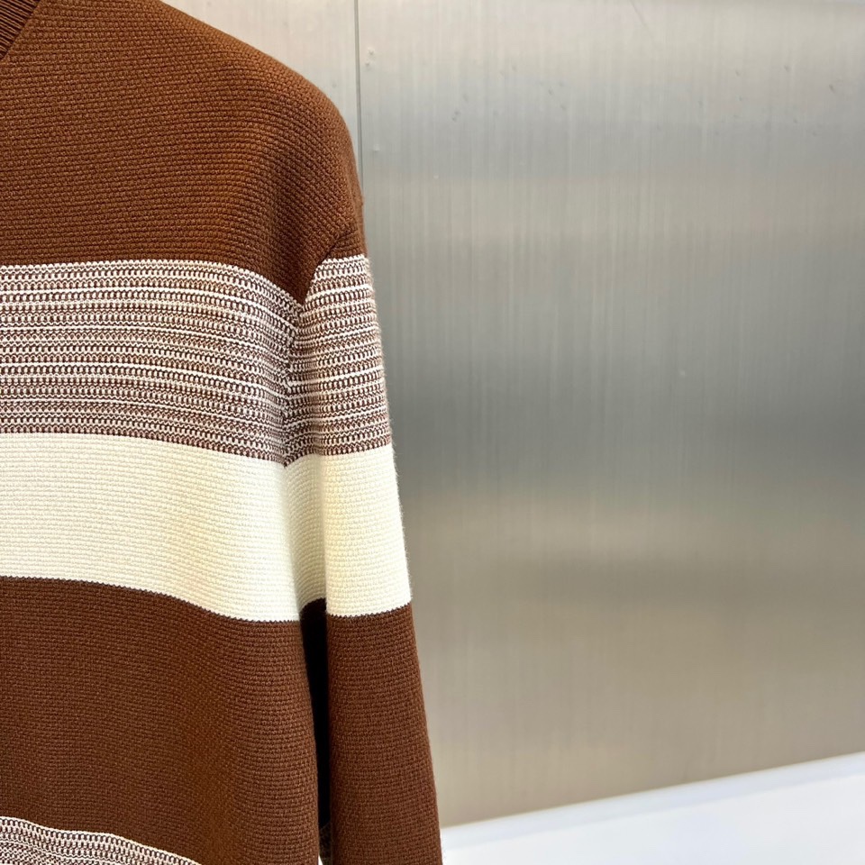 Zegna杰尼亚、2025秋冬新品 |ZEGNA经典条纹羊毛衫。采用100%精选羊毛材质打造细腻肌理，圆