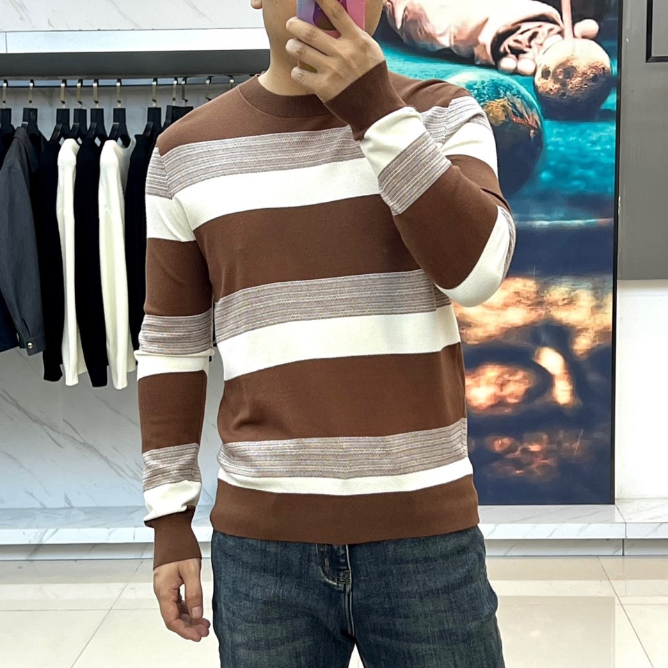 Zegna杰尼亚、2025秋冬新品 |ZEGNA经典条纹羊毛衫。采用100%精选羊毛材质打造细腻肌理，圆