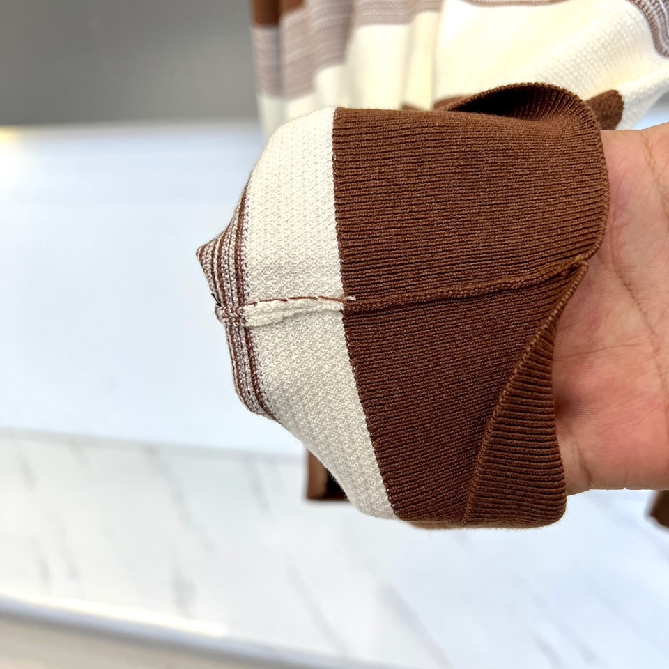 Zegna杰尼亚、2025秋冬新品 |ZEGNA经典条纹羊毛衫。采用100%精选羊毛材质打造细腻肌理，圆