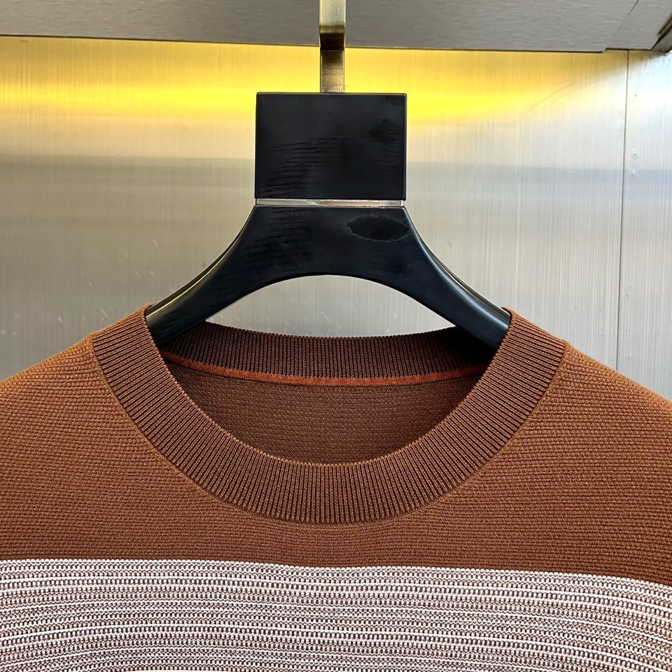 Zegna杰尼亚、2025秋冬新品 |ZEGNA经典条纹羊毛衫。采用100%精选羊毛材质打造细腻肌理，圆