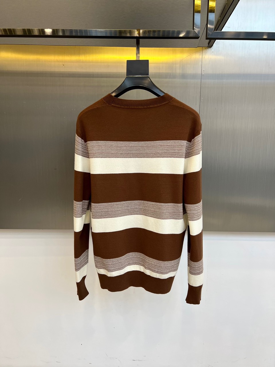 Zegna杰尼亚、2025秋冬新品 |ZEGNA经典条纹羊毛衫。采用100%精选羊毛材质打造细腻肌理，圆