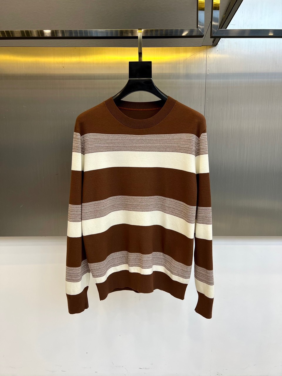 Zegna杰尼亚、2025秋冬新品 |ZEGNA经典条纹羊毛衫。采用100%精选羊毛材质打造细腻肌理，圆