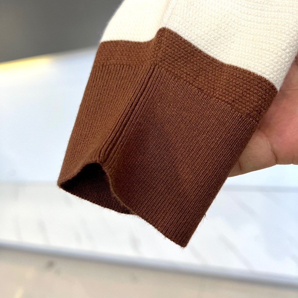 Zegna杰尼亚、2025秋冬新品 |ZEGNA经典条纹羊毛衫。采用100%精选羊毛材质打造细腻肌理，圆