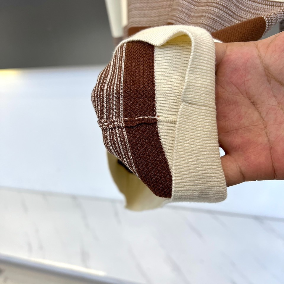 Zegna杰尼亚、2025秋冬新品 |ZEGNA经典条纹羊毛衫。采用100%精选羊毛材质打造细腻肌理，圆