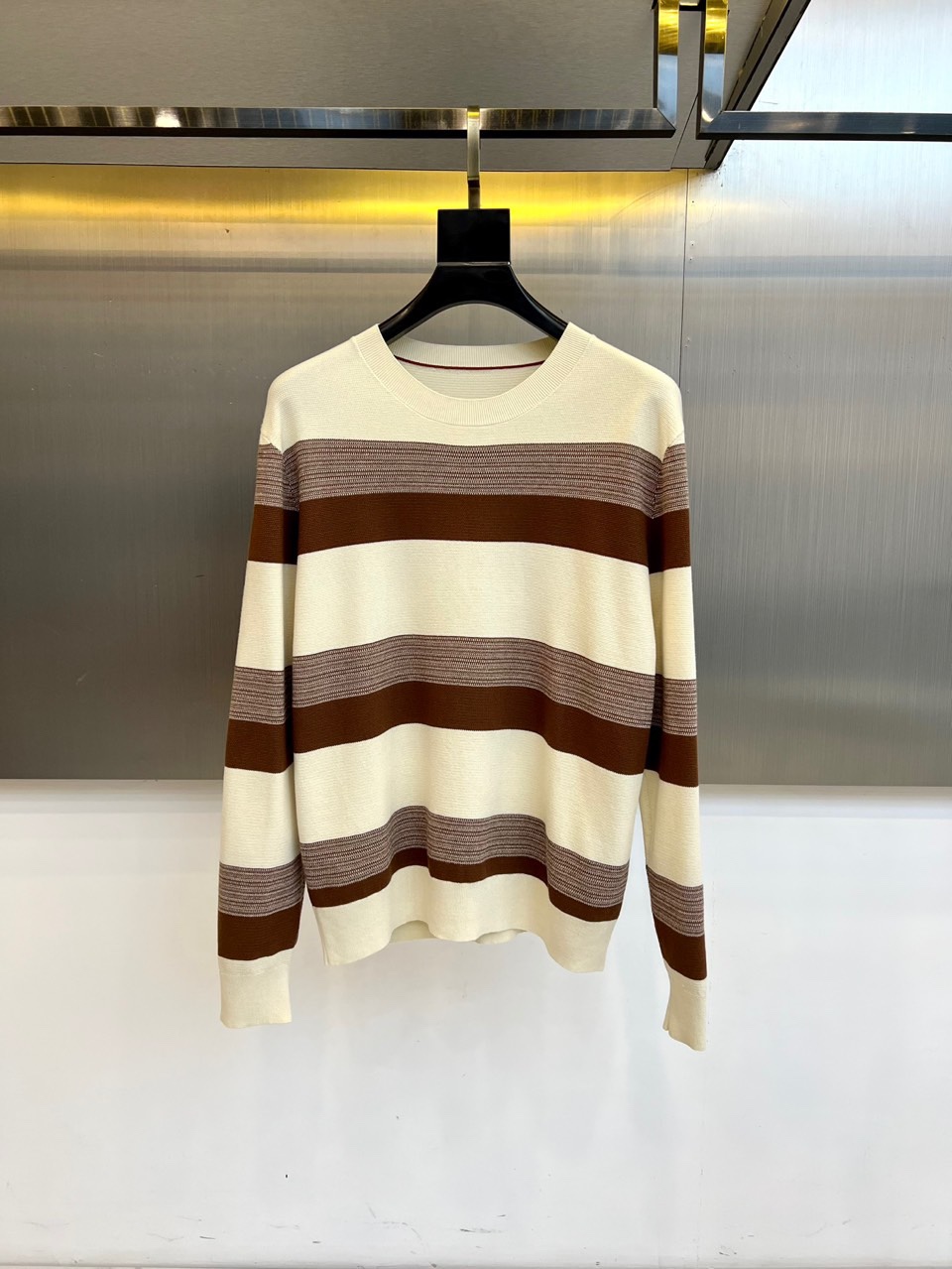 Zegna杰尼亚、2025秋冬新品 |ZEGNA经典条纹羊毛衫。采用100%精选羊毛材质打造细腻肌理，圆