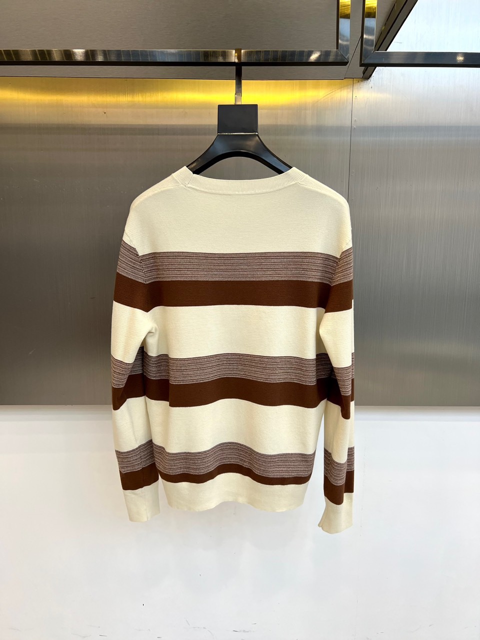 Zegna杰尼亚、2025秋冬新品 |ZEGNA经典条纹羊毛衫。采用100%精选羊毛材质打造细腻肌理，圆