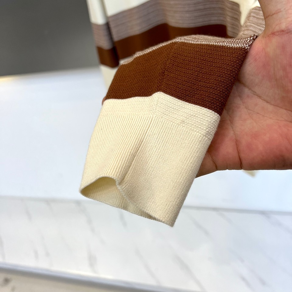 Zegna杰尼亚、2025秋冬新品 |ZEGNA经典条纹羊毛衫。采用100%精选羊毛材质打造细腻肌理，圆