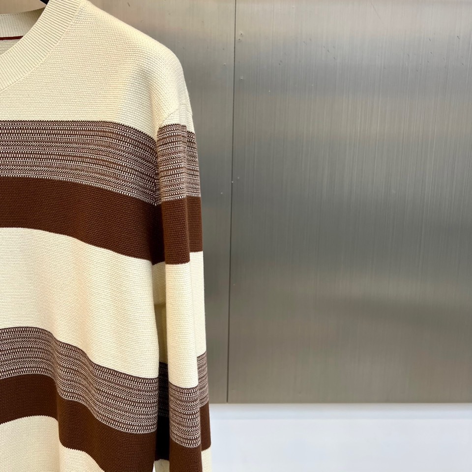 Zegna杰尼亚、2025秋冬新品 |ZEGNA经典条纹羊毛衫。采用100%精选羊毛材质打造细腻肌理，圆