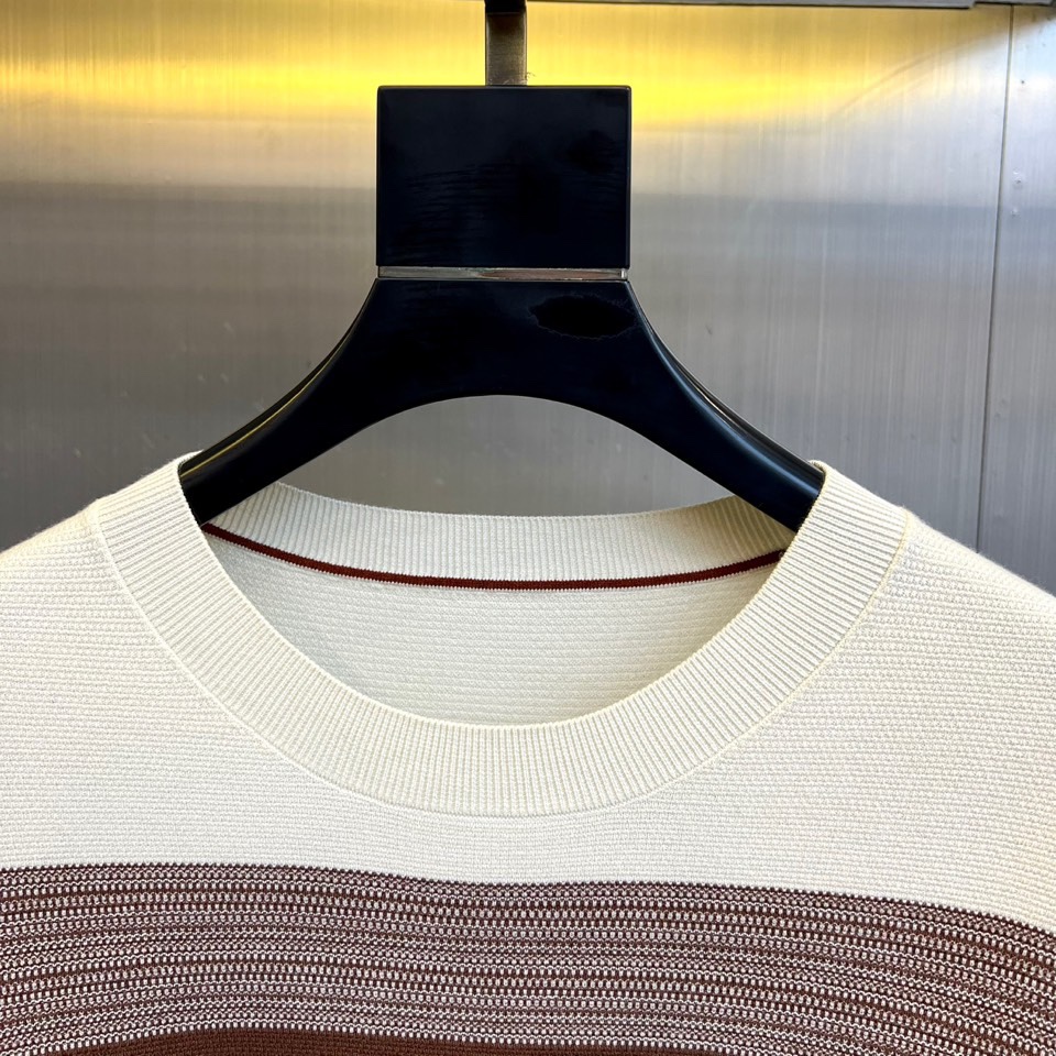 Zegna杰尼亚、2025秋冬新品 |ZEGNA经典条纹羊毛衫。采用100%精选羊毛材质打造细腻肌理，圆