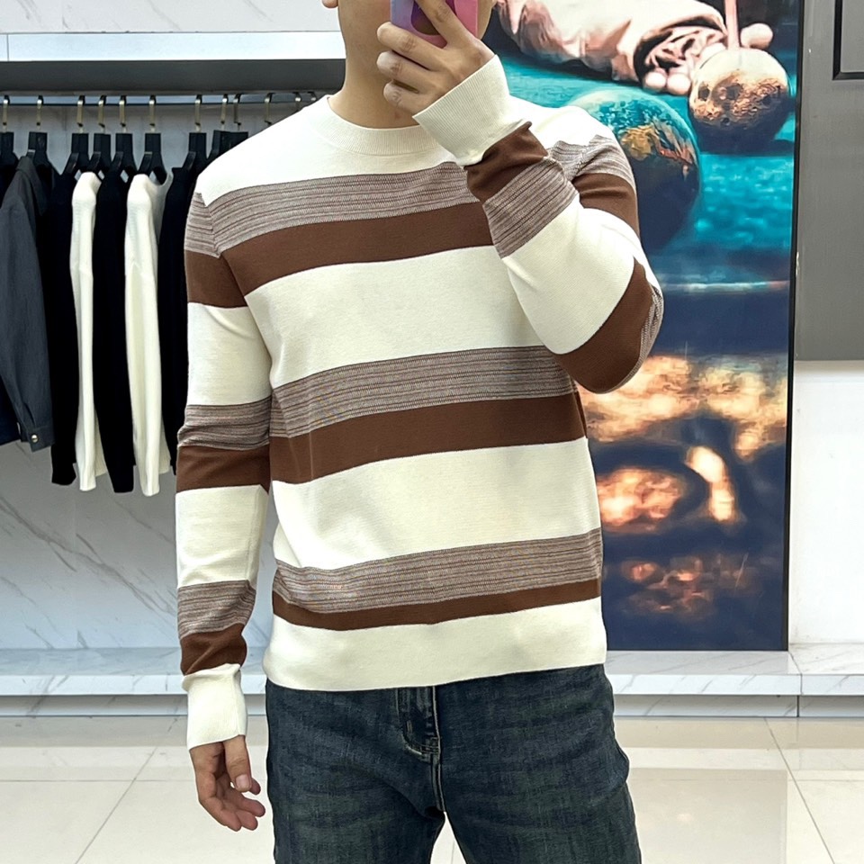 Zegna杰尼亚、2025秋冬新品 |ZEGNA经典条纹羊毛衫。采用100%精选羊毛材质打造细腻肌理，圆