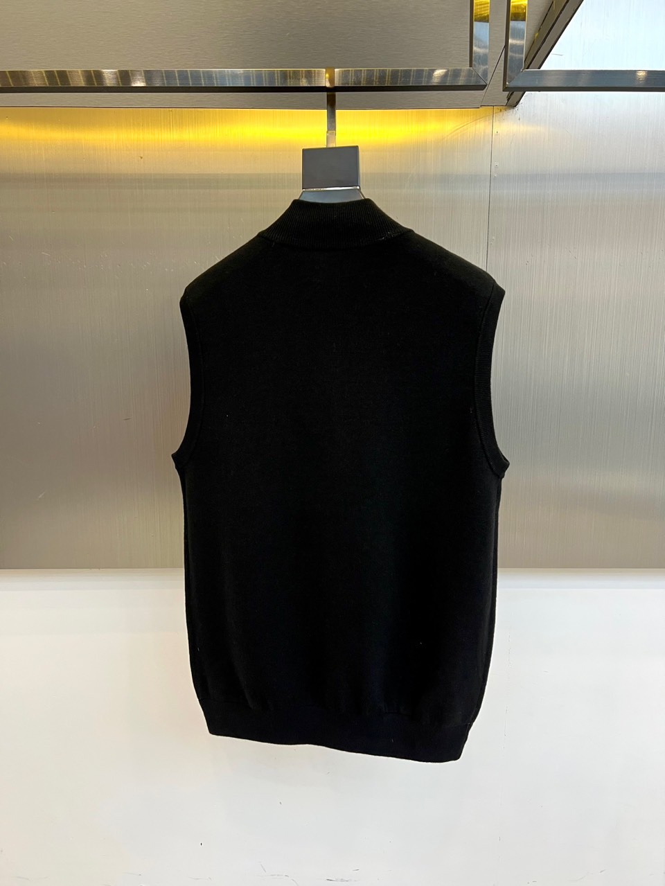 Zegna杰尼亚、2025秋冬新品马甲背心。深灰色调演绎低调商务美学，立领设计搭配顺滑金属拉链开合系统。