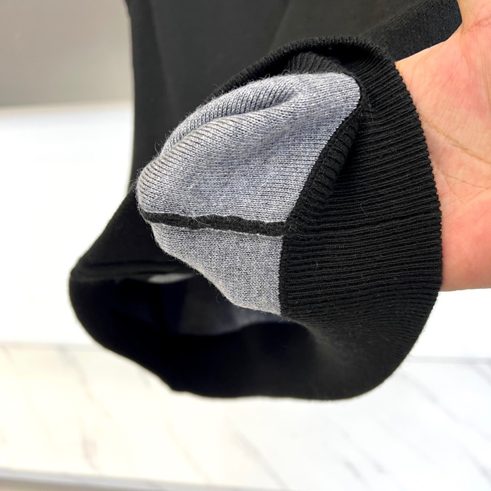 Zegna杰尼亚、2025秋冬新品马甲背心。深灰色调演绎低调商务美学，立领设计搭配顺滑金属拉链开合系统。