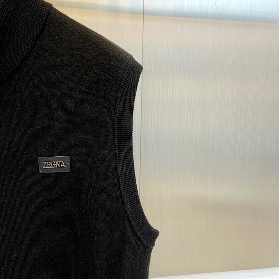 Zegna杰尼亚、2025秋冬新品马甲背心。深灰色调演绎低调商务美学，立领设计搭配顺滑金属拉链开合系统。