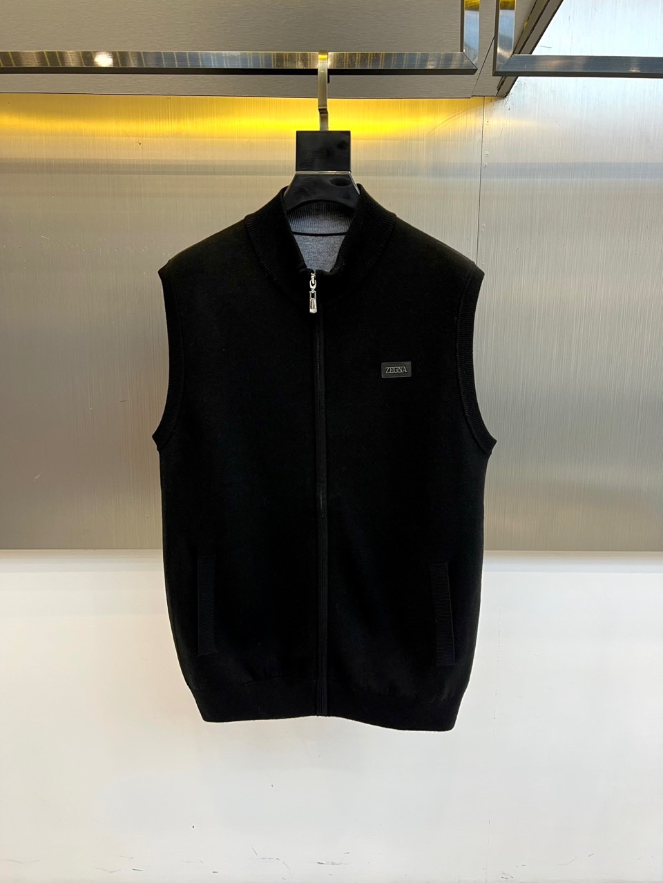 Zegna杰尼亚、2025秋冬新品马甲背心。深灰色调演绎低调商务美学，立领设计搭配顺滑金属拉链开合系统。