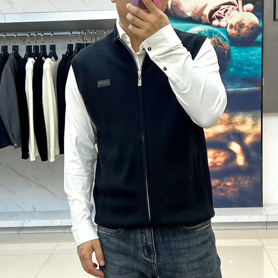 Zegna杰尼亚、2025秋冬新品马甲背心。深灰色调演绎低调商务美学，立领设计搭配顺滑金属拉链开合系统。