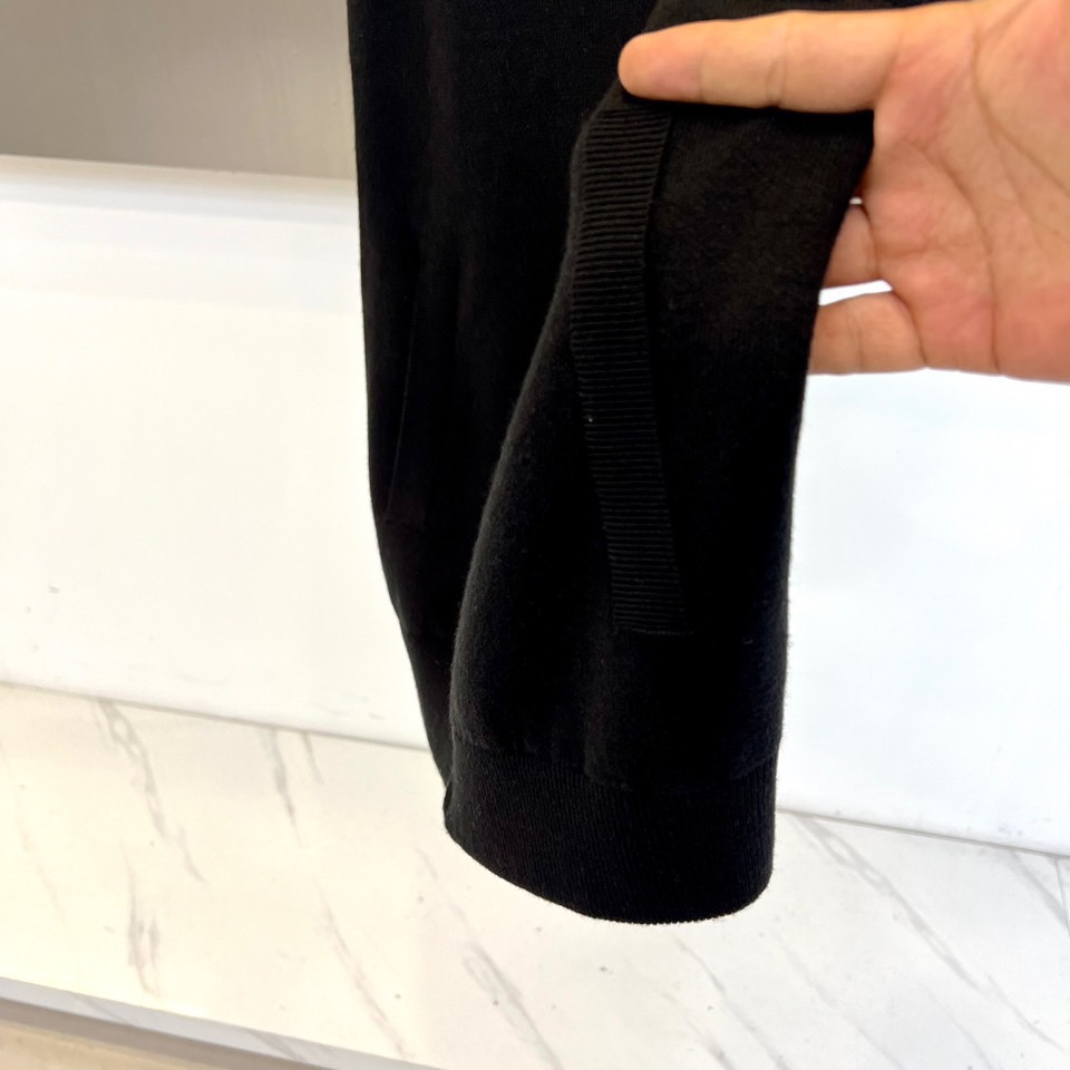 Zegna杰尼亚、2025秋冬新品马甲背心。深灰色调演绎低调商务美学，立领设计搭配顺滑金属拉链开合系统。