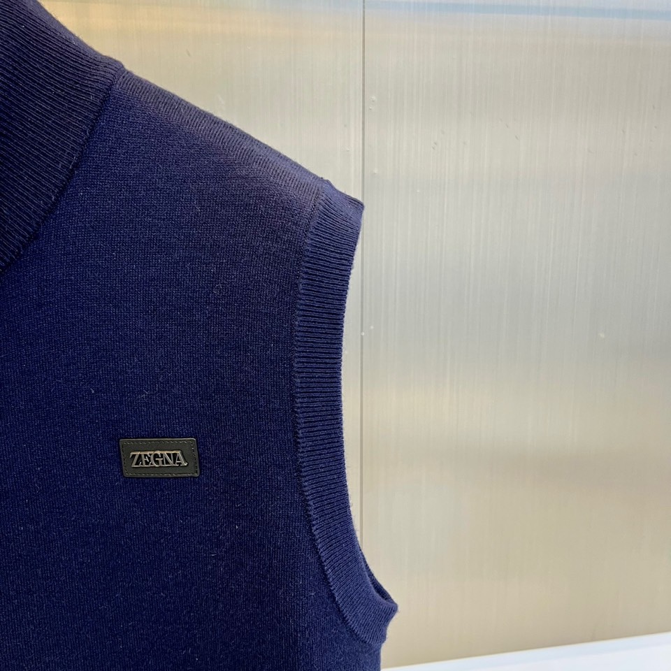 Zegna杰尼亚、2025秋冬新品马甲背心。深灰色调演绎低调商务美学，立领设计搭配顺滑金属拉链开合系统。