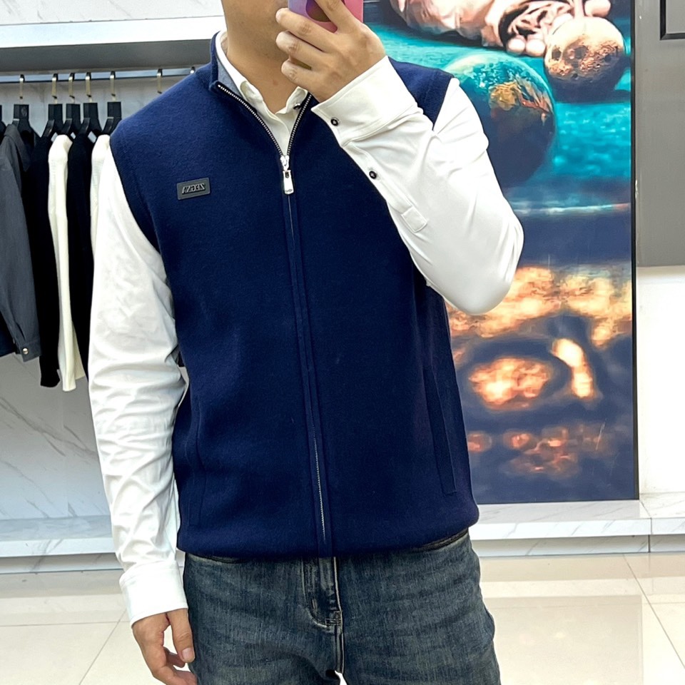 Zegna杰尼亚、2025秋冬新品马甲背心。深灰色调演绎低调商务美学，立领设计搭配顺滑金属拉链开合系统。