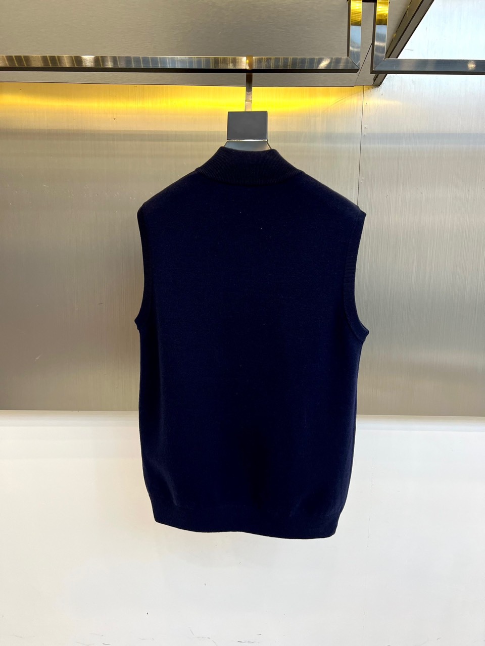 Zegna杰尼亚、2025秋冬新品马甲背心。深灰色调演绎低调商务美学，立领设计搭配顺滑金属拉链开合系统。