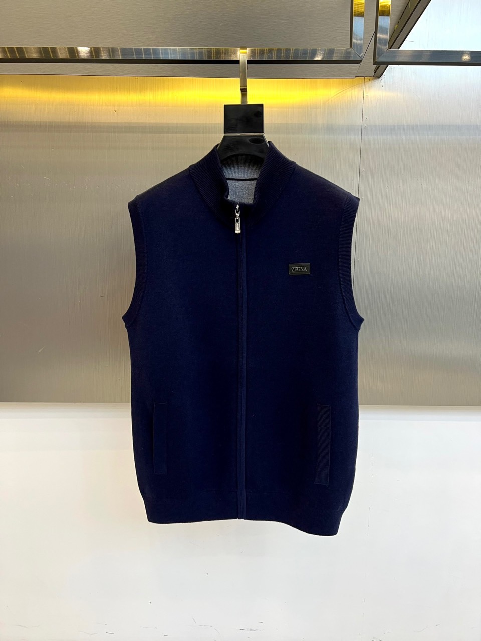 Zegna杰尼亚、2025秋冬新品马甲背心。深灰色调演绎低调商务美学，立领设计搭配顺滑金属拉链开合系统。