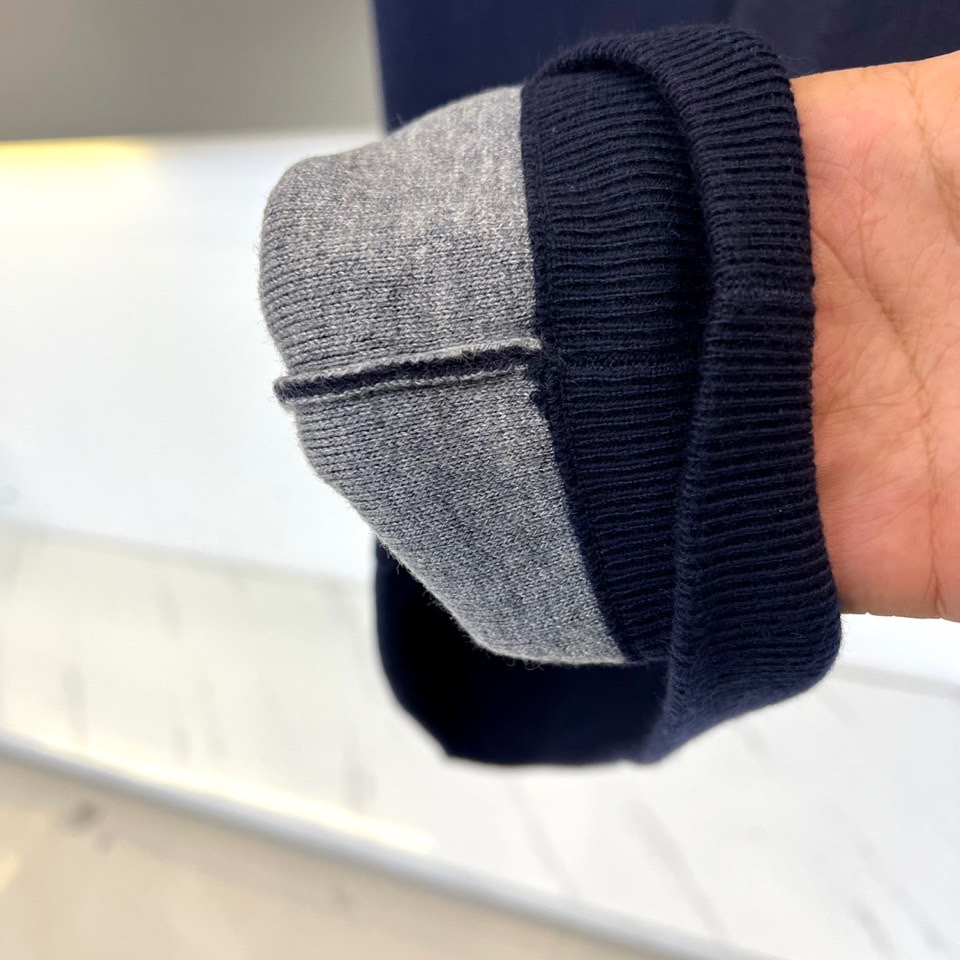 Zegna杰尼亚、2025秋冬新品马甲背心。深灰色调演绎低调商务美学，立领设计搭配顺滑金属拉链开合系统。