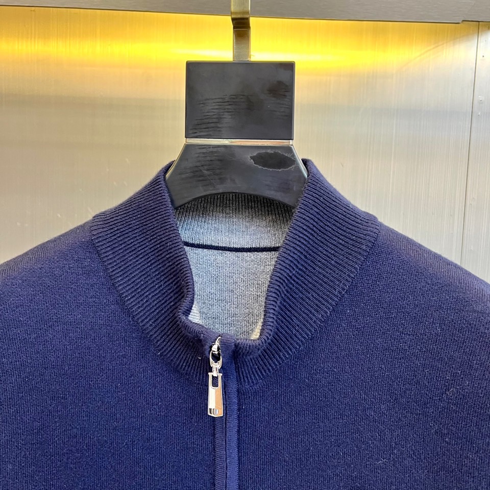 Zegna杰尼亚、2025秋冬新品马甲背心。深灰色调演绎低调商务美学，立领设计搭配顺滑金属拉链开合系统。