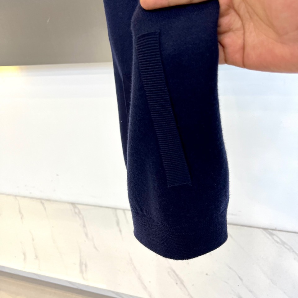 Zegna杰尼亚、2025秋冬新品马甲背心。深灰色调演绎低调商务美学，立领设计搭配顺滑金属拉链开合系统。